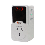 Protector de tensión enchufable configurable con voltímetro
