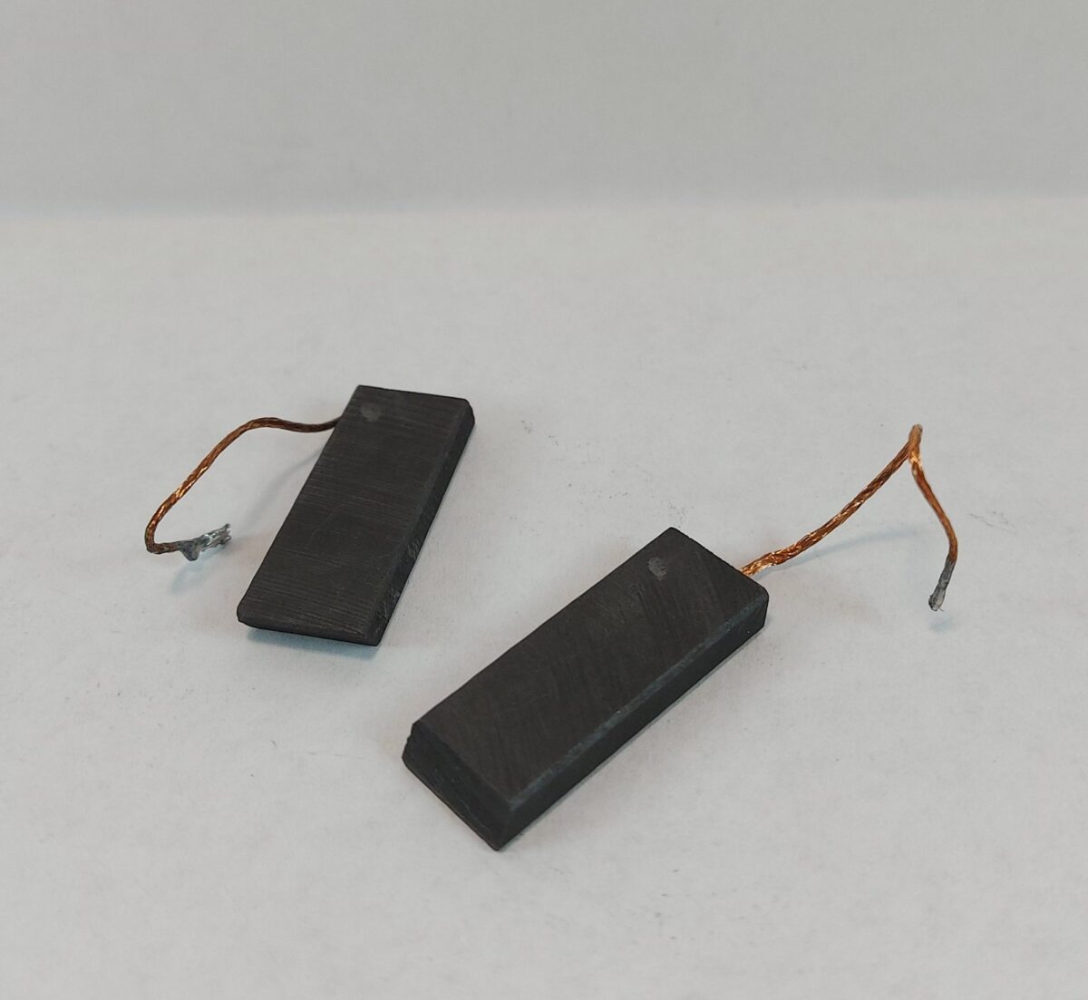 Juego de carbones para motor eléctrico universales D0068 (par) - Imagen 2