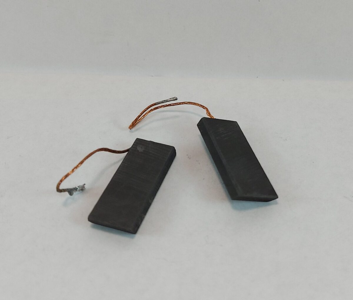 Juego de carbones para motor eléctrico universales D0068 (par) - Imagen 3